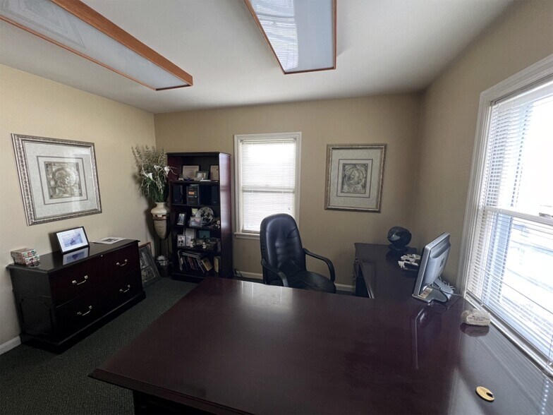 1420 N Weinbach Ave, Evansville, IN for lease - Interior Photo - Image 2 of 11