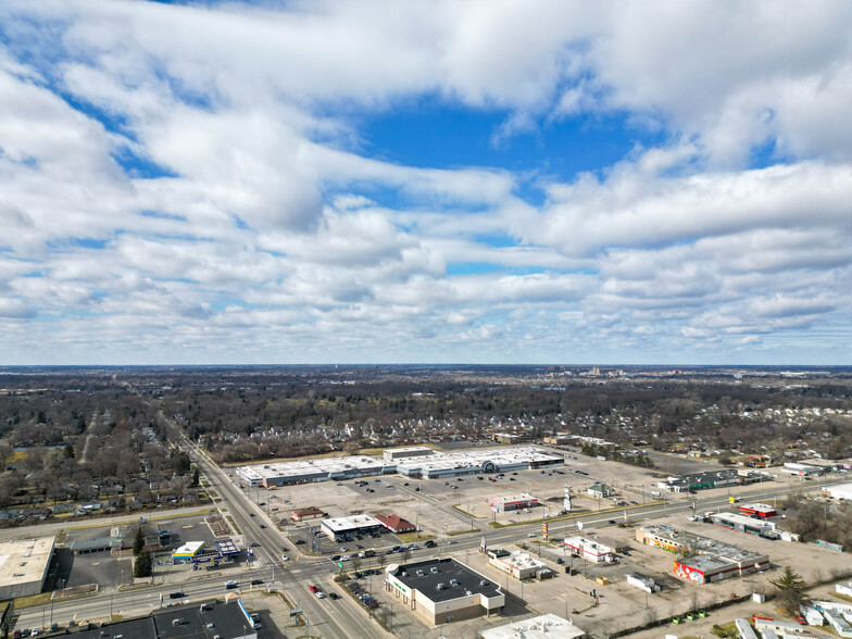 3600 S Dort Hwy, Flint, MI à vendre - Photo du bâtiment - Image 1 de 14