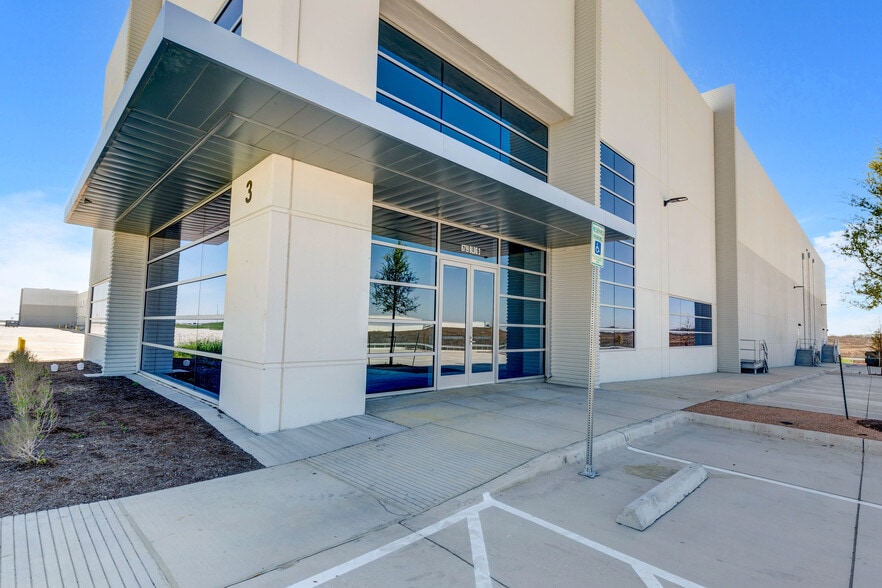 6719 E Howard Ln, Manor, TX for lease - Building Photo - Image 1 of 8