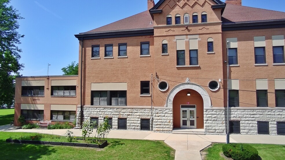 655 W Perry St, Belvidere, IL for sale - Building Photo - Image 3 of 13