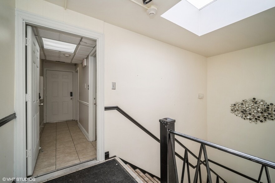 8755 Trumbull Ave, Skokie, IL for lease - Interior Photo - Image 3 of 22