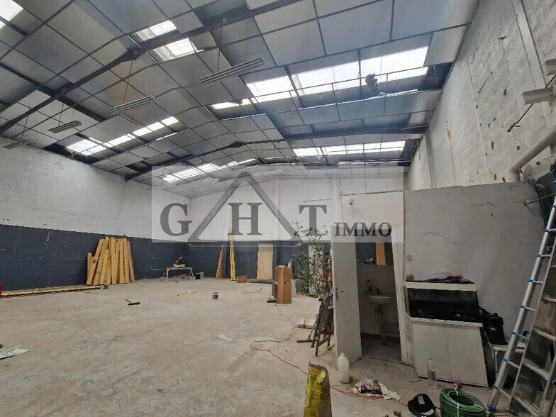 Industrial in Stains for lease - Building Photo - Image 1 of 5