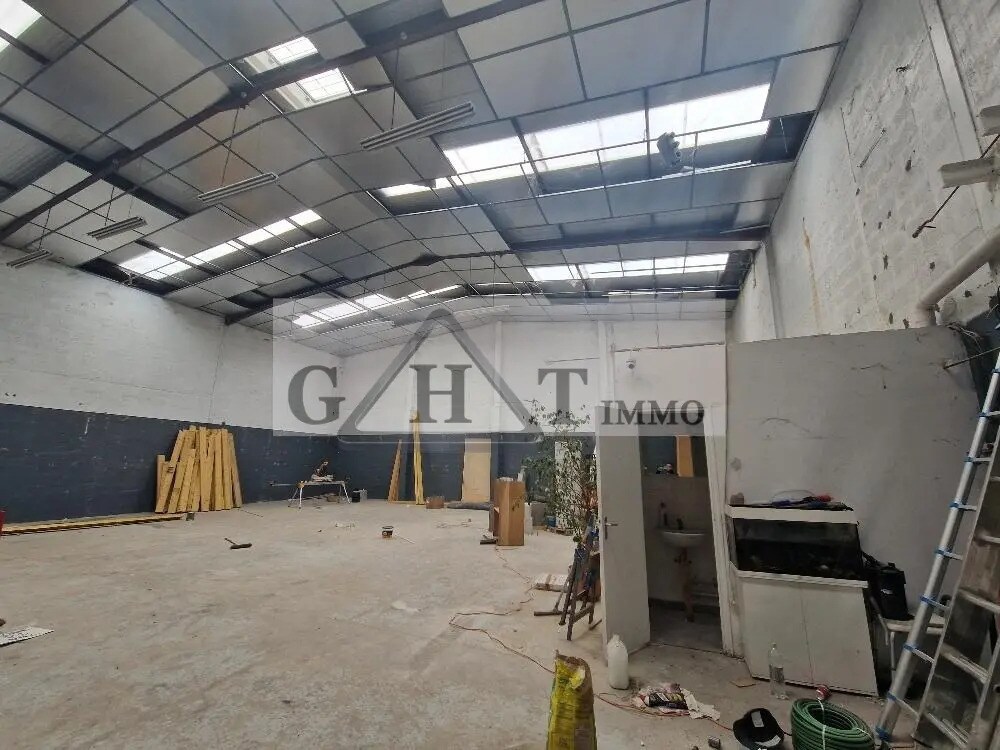 Industrial in Stains for lease Interior Photo- Image 1 of 6