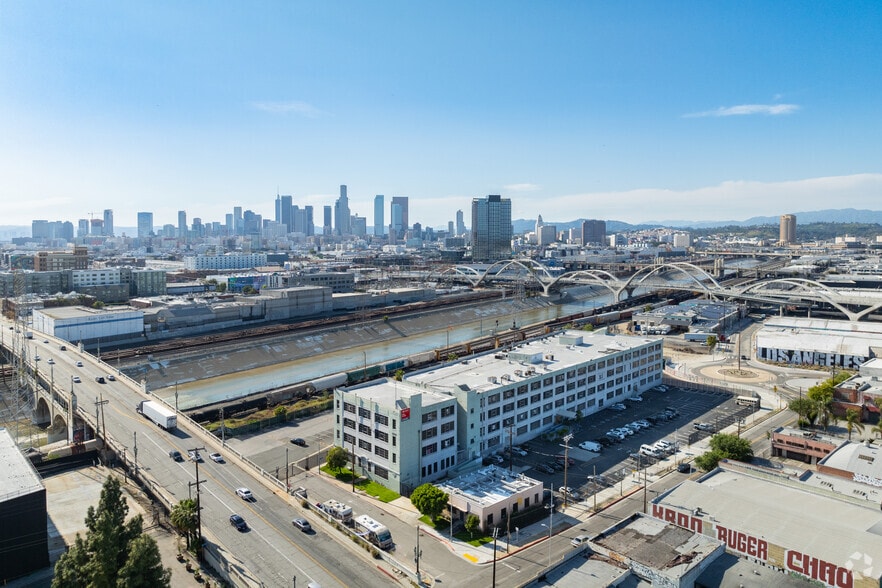 2155 E 7th St, Los Angeles, CA for lease - Building Photo - Image 3 of 9