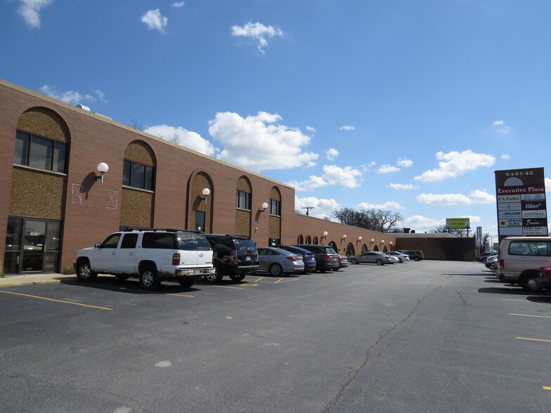 5401-5443 Broadway St, Merrillville, IN for lease - Building Photo - Image 3 of 10