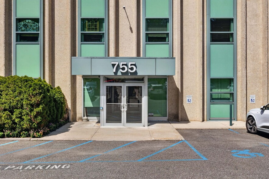 755 New York Ave, Huntington, NY for lease - Building Photo - Image 3 of 13