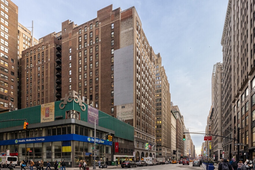 501 Fashion Ave, New York, NY for lease - Building Photo - Image 2 of 14