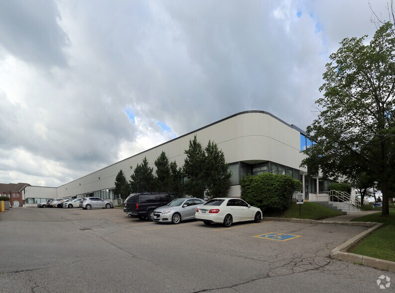 15 W Pearce St, Richmond Hill, ON à louer - Photo du bâtiment - Image 2 de 5