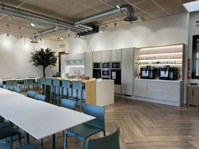 Office in Tremblay-en-France for lease - Interior Photo - Image 1 of 13