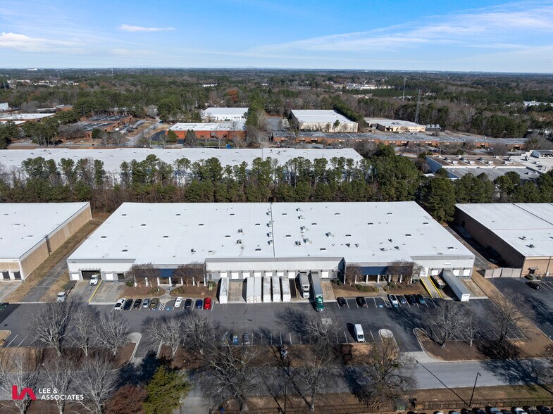 5044 S Royal Atlanta Dr, Tucker, GA à louer - Photo du bâtiment - Image 2 de 5