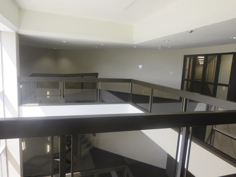 2912 Memorial Dr SE, Calgary, AB for lease - Interior Photo - Image 3 of 7