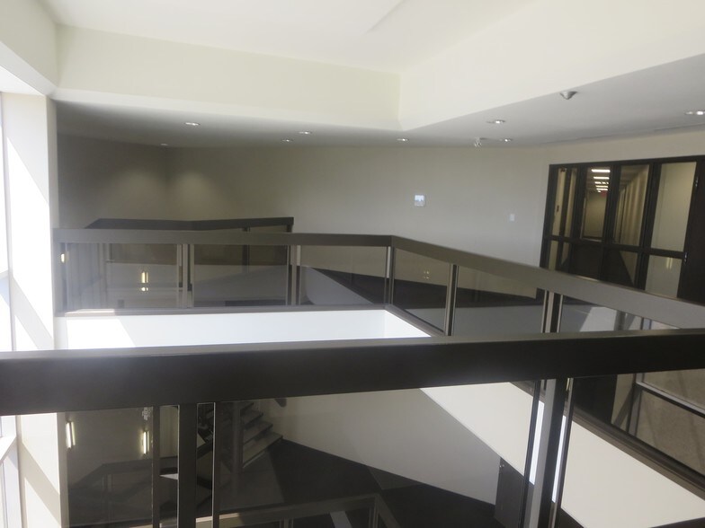 2912 Memorial Dr SE, Calgary, AB à louer - Photo intérieure - Image 3 de 7