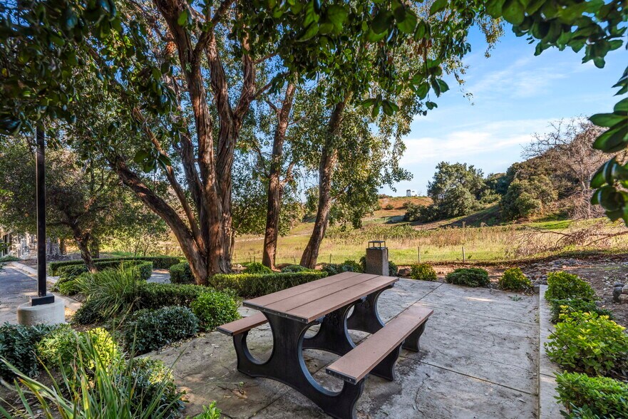 29800 Agoura Rd, Agoura Hills, CA à louer - Photo du bâtiment - Image 3 de 12