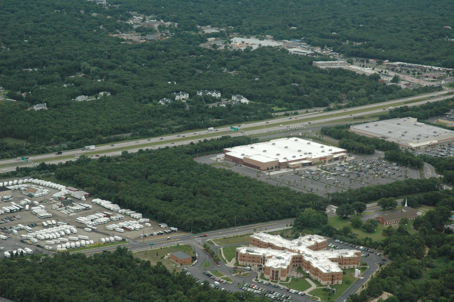 Horseblock Rd, Medford, NY à louer - Photo principale - Image 3 de 3