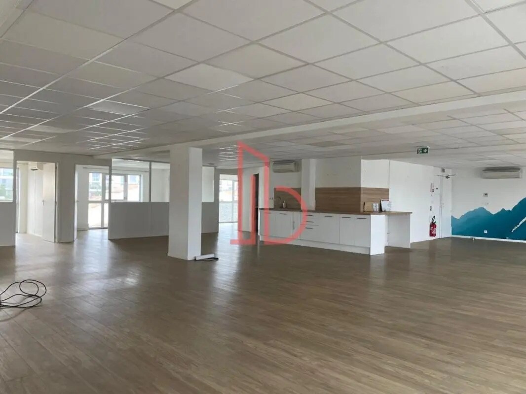 Office in Bordeaux for lease Interior Photo- Image 1 of 10
