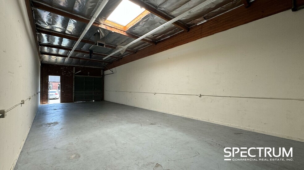 14713-14721 1/2 Oxnard St, Van Nuys, CA à louer - Photo du bâtiment - Image 3 de 3