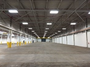 200 N 8th Ave E, Newton, IA for lease Interior Photo- Image 1 of 7