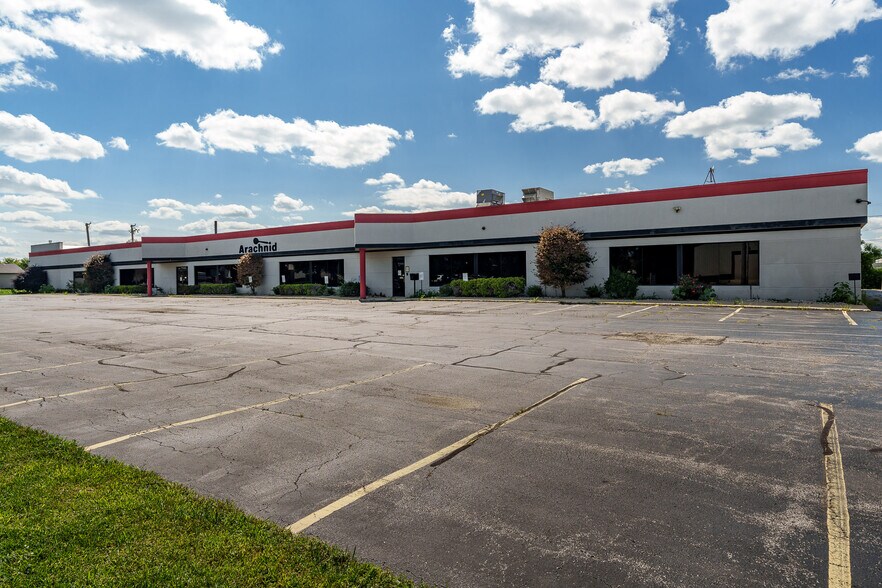 6212 Material Ave, Loves Park, IL à vendre - Photo du bâtiment - Image 2 de 79