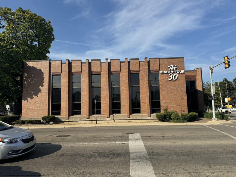 8430 Gross Point Rd, Skokie, IL for lease - Building Photo - Image 1 of 10