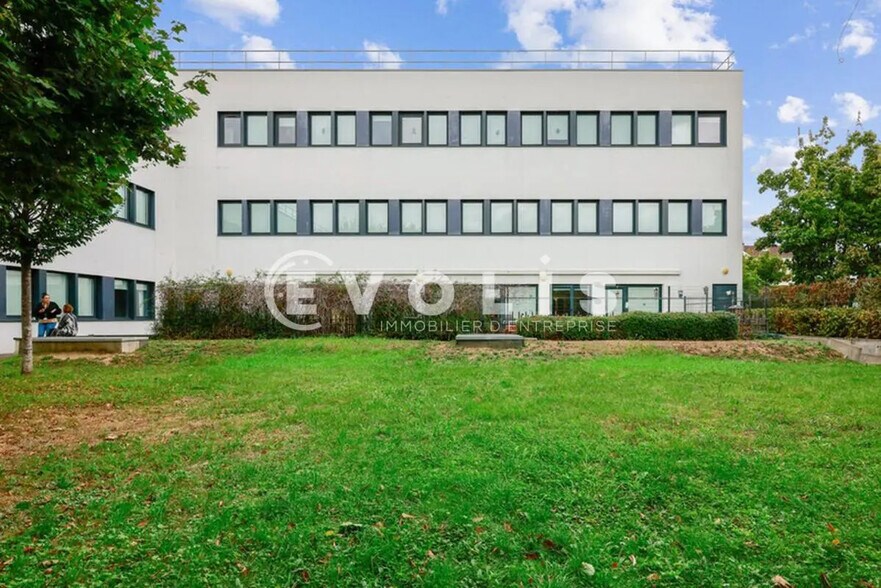 Office in Bondy for lease - Building Photo - Image 3 of 13