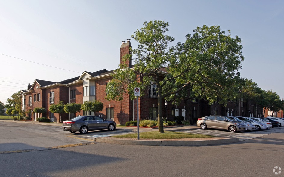 5397 Eglinton Ave W, Toronto, ON à louer - Photo principale - Image 3 de 8