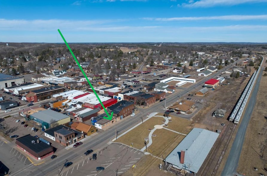 415 N Front St, Spooner, WI à louer - Photo du bâtiment - Image 3 de 9