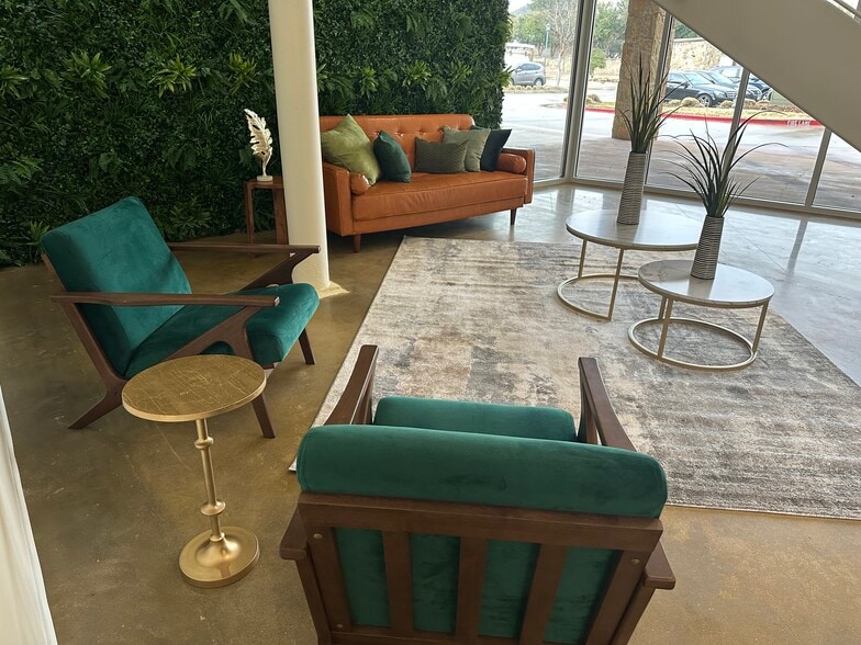 2540 King Arthur Blvd, Lewisville, TX à louer - Photo du bâtiment - Image 3 de 49