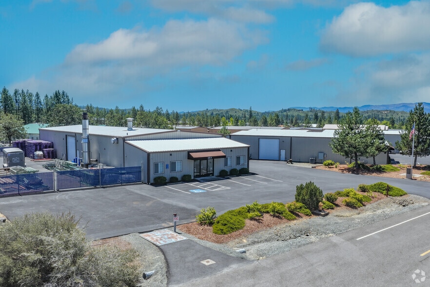 325 Tech Way, Grants Pass, OR for lease - Primary Photo - Image 1 of 6