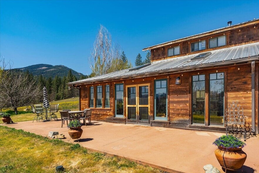 9515 Scott River Rd, Fort Jones, CA à vendre - Photo du bâtiment - Image 2 de 52