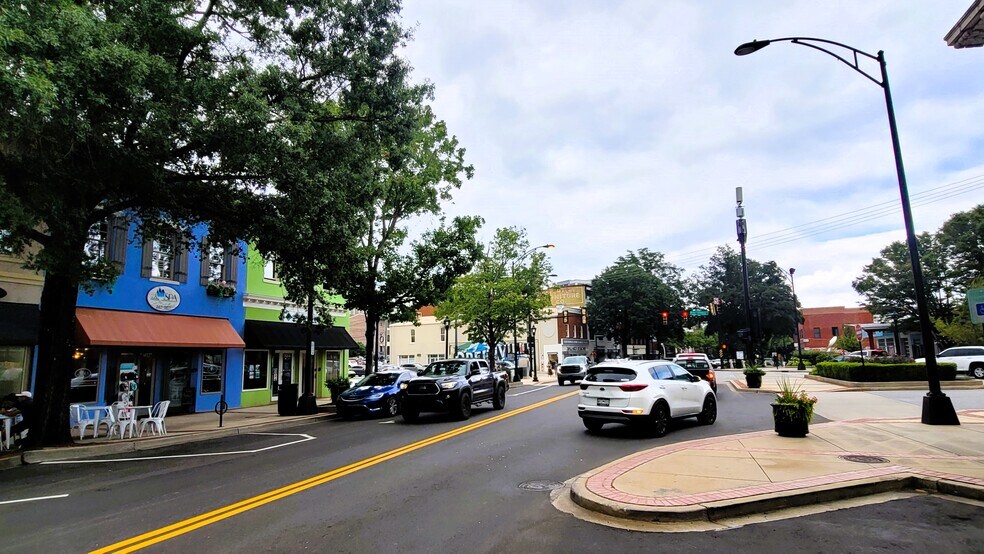 714 S Main St, Greenville, SC à louer - Photo du bâtiment - Image 3 de 8