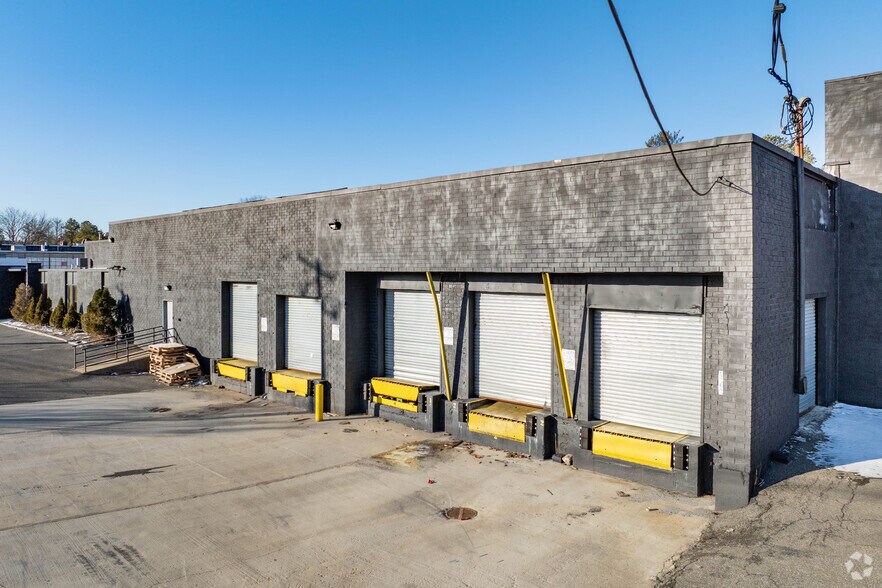 110 Emjay Blvd, Brentwood, NY à vendre - Photo du bâtiment - Image 3 de 14