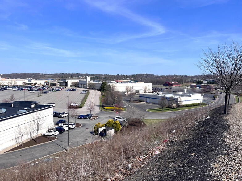 1000 Robinson Center Dr, Pittsburgh, PA for lease - Building Photo - Image 3 of 4