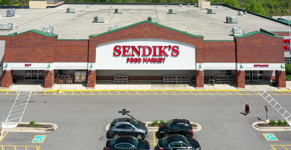 701 Meadowbrook Rd, Waukesha, WI à louer - Photo du bâtiment - Image 1 de 6