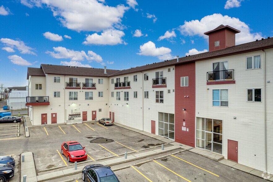 1010 Railway St, Crossfield, AB à louer - Photo du bâtiment - Image 2 de 13