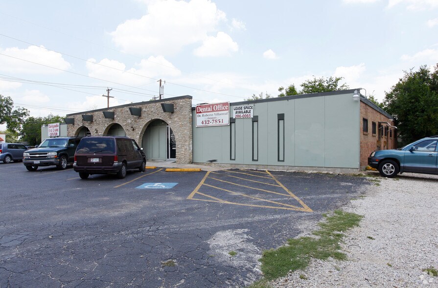 1302 S General Mcmullen Dr, San Antonio, TX à louer - Photo du bâtiment - Image 2 de 3