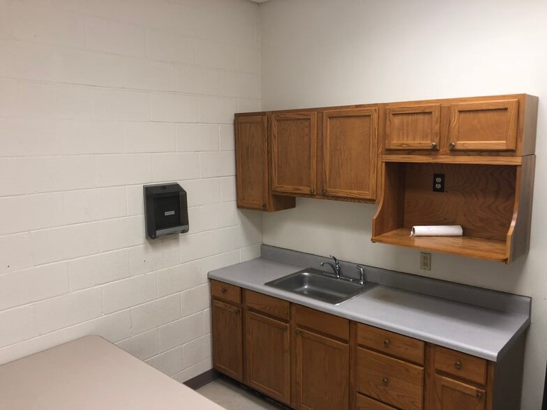 100 W Russell St, Fayetteville, NC for lease - Interior Photo - Image 3 of 14