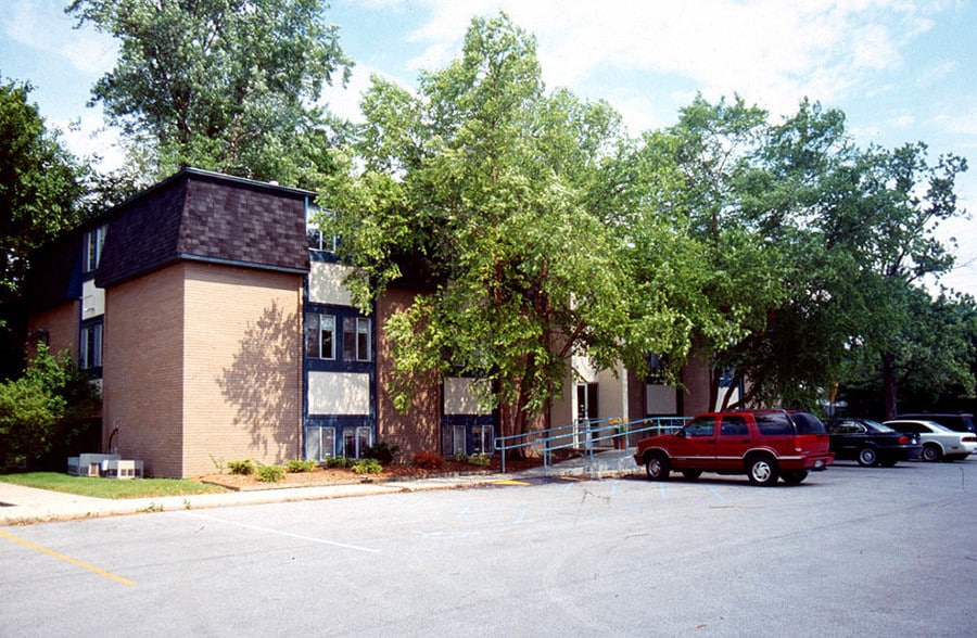 740 E 52nd St, Indianapolis, IN à louer - Photo du bâtiment - Image 2 de 10