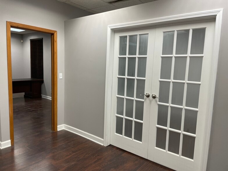 1881 Commerce Dr, Elk Grove Village, IL for lease - Interior Photo - Image 3 of 20