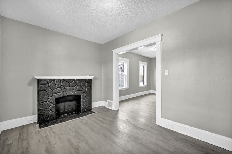 8111 Madison Ave, Cleveland, OH à vendre - Photo du bâtiment - Image 2 de 8