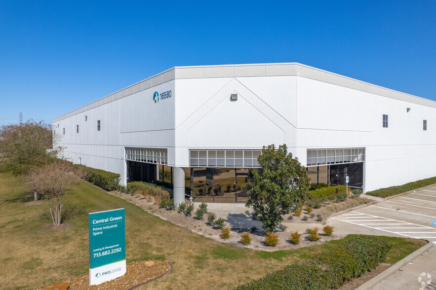 16580 Air Center Blvd, Houston, TX for lease - Building Photo - Image 3 of 6