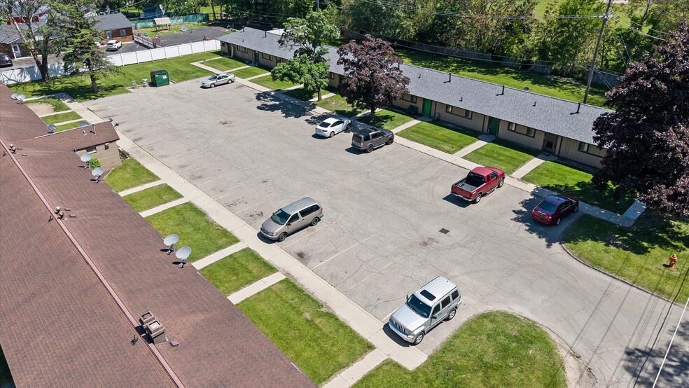 4144 Airport Rd, Waterford, MI à vendre - Photo du bâtiment - Image 2 de 13