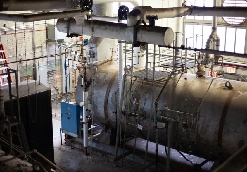 Mixed-Use Redevelopment Opportunity portefeuille de 3 propriétés à vendre sur LoopNet.ca - Photo du bâtiment - Image 2 de 34