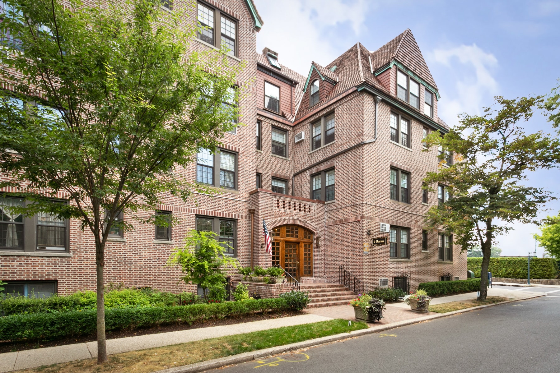 6 Burns St, Forest Hills, NY for lease Building Photo- Image 1 of 2