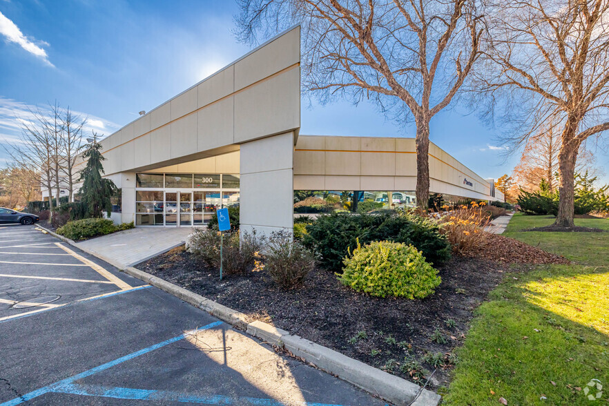 300-360 Crossways Park Dr, Woodbury, NY for lease - Primary Photo - Image 1 of 5