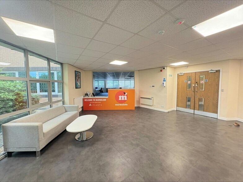Offices Bretton Way, Peterborough à louer - Photo du bâtiment - Image 2 de 13