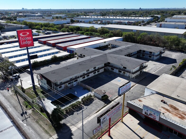 9503 N Interstate 35, San Antonio, TX à vendre - Photo du bâtiment - Image 2 de 33