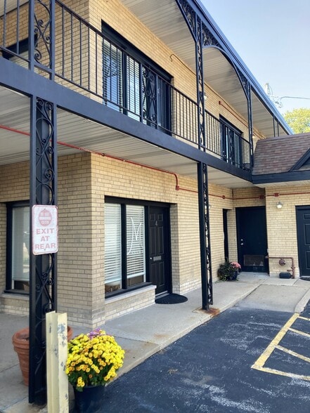 381 N York Rd, Elmhurst, IL for lease - Building Photo - Image 2 of 12