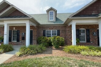 303 Burwood Dr, Winston-Salem, NC à louer Photo du bâtiment- Image 1 de 8