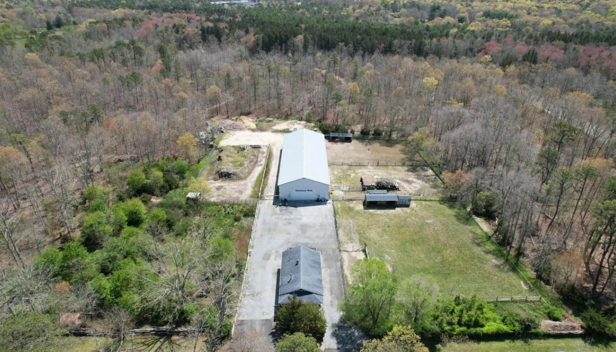 Strategic Mixed-Use Estate: 23.8-Acre portefeuille de 2 propriétés à vendre sur LoopNet.ca Photo du bâtiment- Image 1 de 17