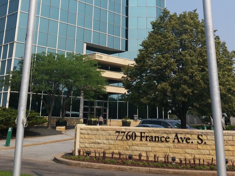 7760 France Ave S, Bloomington, MN à louer - Photo du bâtiment - Image 2 de 14